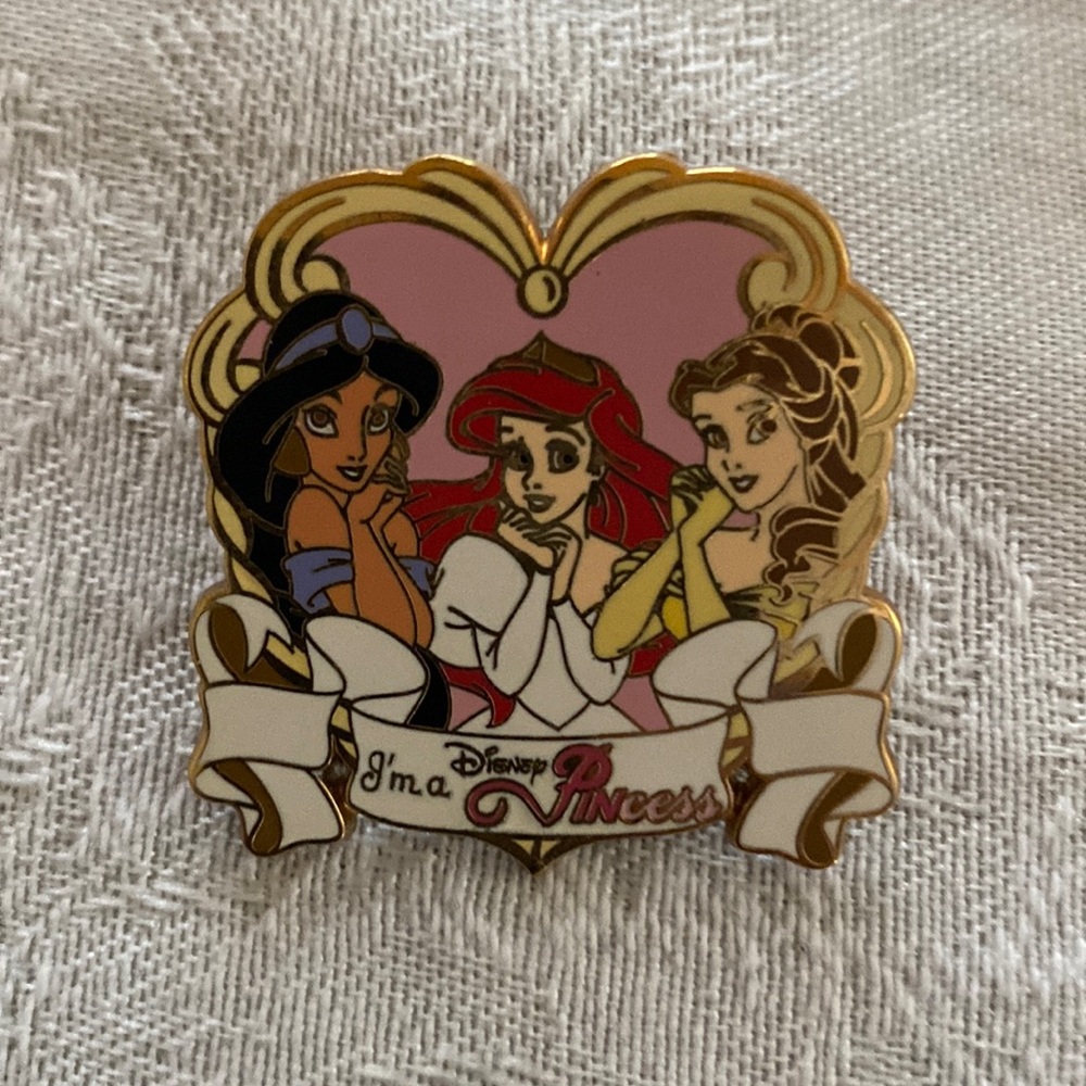 Disney pin 2006 I’m A Princess-Jasmine, Ariel and Belle.  Pink Heart Gold